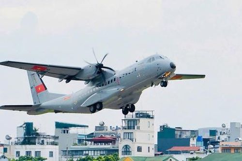 Vận tải cơ hiện đại nhất Không quân Việt Nam sải cánh, thao luyện trên bầu trời Hà Nội
