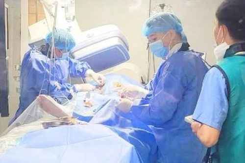 2 giờ thay nhau ép tim liên tục, 15 lần sốc điện bác sĩ 'kéo' bệnh nhân trở về từ cõi chết