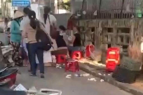 Xôn xao clip người bán hàng vỉa hè ở Huế rửa tô trong chớp nhoáng