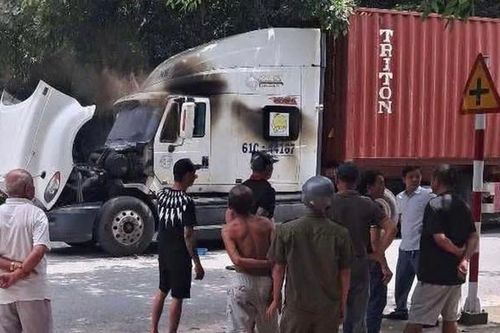Người đàn ông đâm đôi nam nữ rồi tự thiêu trên xe container