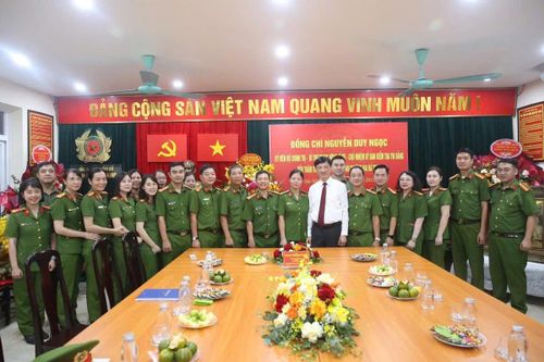Đồng chí Nguyễn Duy Ngọc thăm, động viên lực lượng Công an xã Thanh Trì và Công an phường Hai Bà Trưng