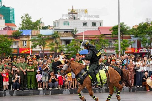 Hải Phòng: Mãn nhãn với dàn kị binh diễu hành trên đường phố