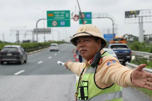 Ngày đầu thí điểm phân làn, tốc độ xe cao tốc: Cảnh sát phát loa nhắc xe tải không đi vào làn 1