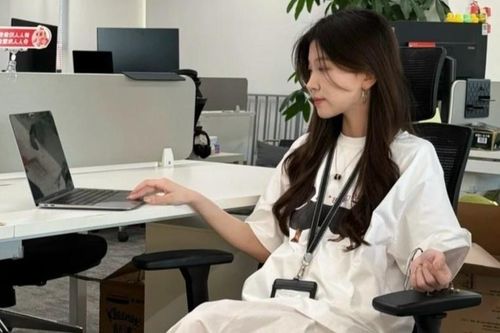 Chi 10.000 USD để tìm việc