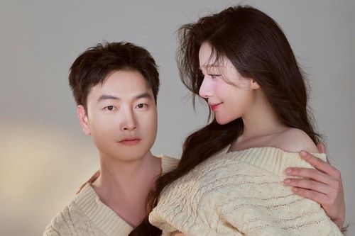 Vợ chồng Trọng Lân đón con trai đầu lòng