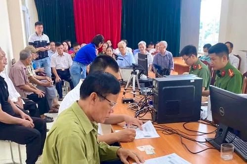Xã Sóc Sơn hoàn thành cấp đổi thẻ đảng viên mới cho hơn 6.200 đảng viên
