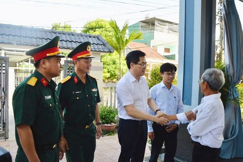Thăm, tặng quà các gia đình có công đóng góp vào Chiến thắng Vạn Tường