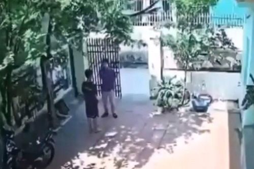 Thầy giáo tát học sinh thủng màng nhĩ: Bị tạm dừng công tác, chăm sóc nạn nhân