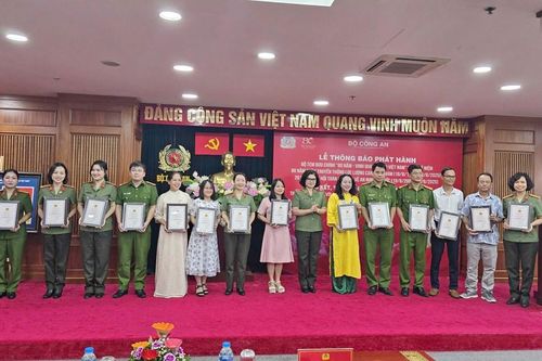 Trao giải Cuộc vận động sáng tác truyện ngắn và ký với chủ đề 'Công an nhân dân - 80 năm xây dựng, chiến đấu và trưởng thành'