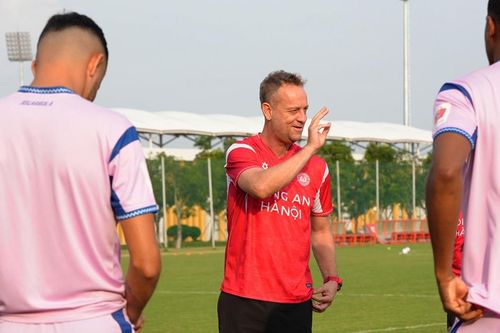 HLV Mano Polking lọt vào tầm ngắm đội tuyển từng 4 lần vô địch AFF Cup