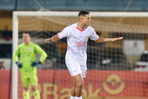 Filip Nguyễn thủng lưới ngay trận mở màn V-League, hậu vệ Việt kiều rời sân bằng cáng khiến CĐV lo lắng