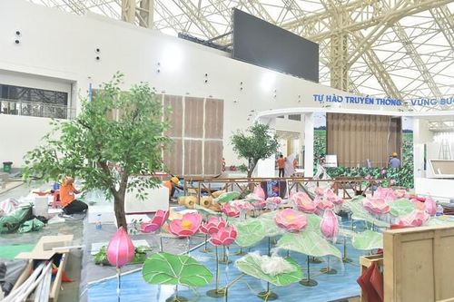 Không khí thi công khẩn trương trên 'đại công trường' Triển lãm thành tựu 80 năm Quốc khánh