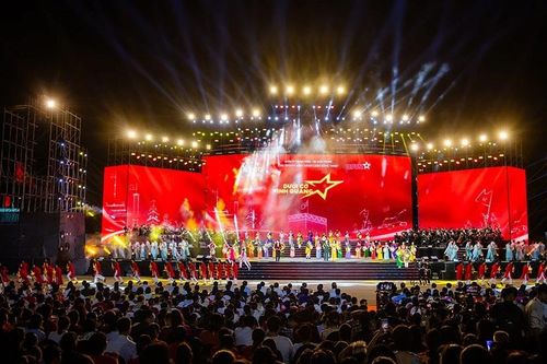 Đạo diễn Phạm Hoàng Giang: 'Tự hào được góp phần nhỏ bé vào chương trình nghệ thuật đặc biệt Dưới cờ vinh quang'