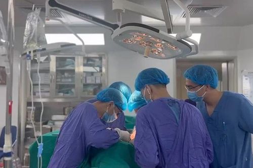 Bệnh viện Ung Bướu Hà Nội phẫu thuật thành công khối u thận 'khổng lồ' xâm lấn tĩnh mạch chủ dưới