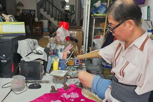 Người họa sĩ vẽ áo dài vượt lên số phận