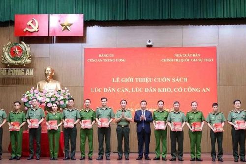 Bộ Công an giới thiệu sách 'Lúc dân cần, lúc dân khó, có Công an'