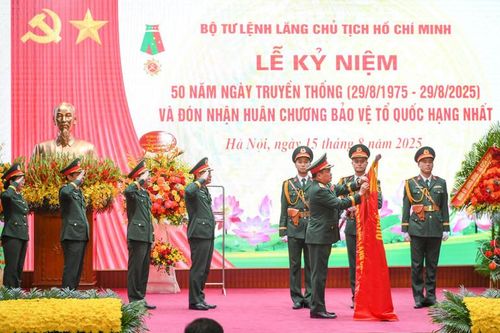 Bộ Tư lệnh Lăng Chủ tịch Hồ Chí Minh đón nhận Huân chương Bảo vệ Tổ quốc hạng Nhất