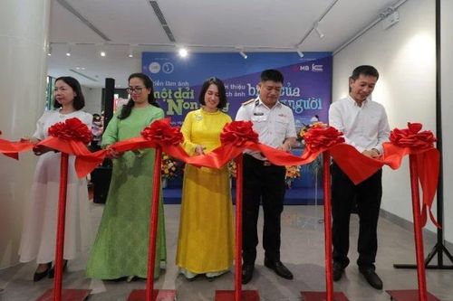 Triển lãm 'Một dải non sông' và giới thiệu sách ảnh 'Biển của lòng người'