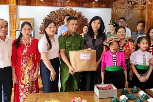 Phu nhân Tổng Bí thư thăm, tặng quà tại tỉnh Sơn La