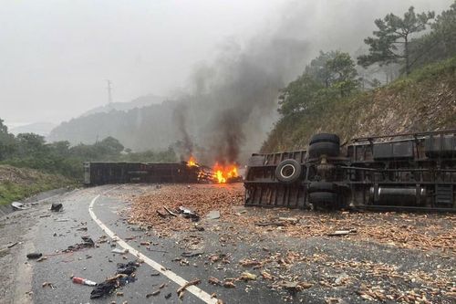 Xe đầu kéo tông xe tải, bốc cháy trên đèo