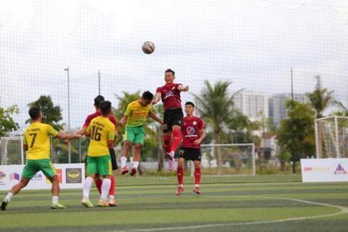 Hiếu Hoa - Quahaco FC ngược dòng, VS Travel FC vượt khó vào chung kết