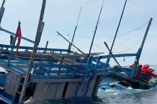 Ứng cứu kịp thời một tàu đánh cá bị chìm giữa biển