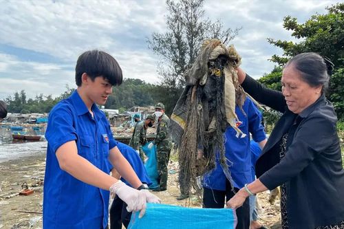 Hơn 200 đoàn viên, thanh niên ra quân dọn rác dọc bãi biển Quảng Ngãi