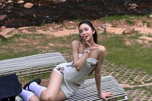 Mina Young khoe sắc vóc xinh đẹp, thả dáng 'chữa lành' giữa thiên nhiên
