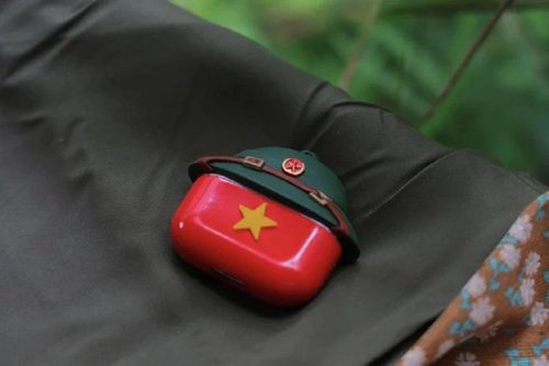 Ốp AirPods thủ công 'Made in Vietnam' kỷ niệm 80 năm