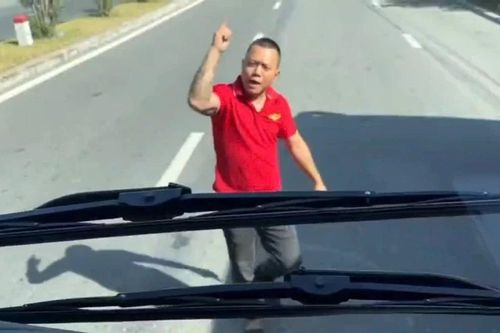 Phẫn nộ người đàn ông ngồi giữa đường, chặn xe khách trước hầm Hải Vân