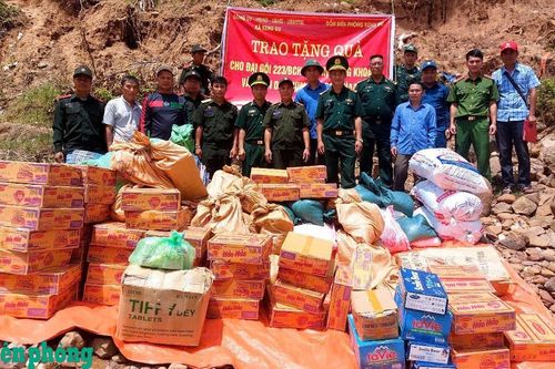 Hỗ trợ nhu yếu phẩm cho đơn vị biên phòng và nhân dân Lào