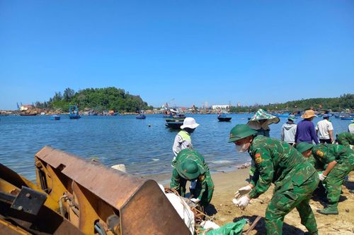 Quảng Ngãi: Thu gom hàng chục tấn rác thải ở cửa biển Sa Cần