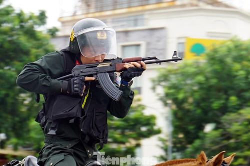 Mãn nhãn xem Cảnh sát cơ động bắn súng trên lưng ngựa