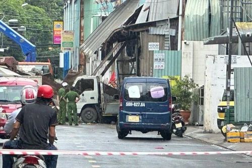 Vụ nổ lò ép kính ở TPHCM: Ít nhất 4 ngôi nhà hư hỏng nặng