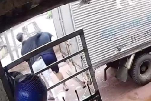 Nam thanh niên giao đá lạnh bị đối tượng 'bảo kê' địa bàn đánh tới tấp