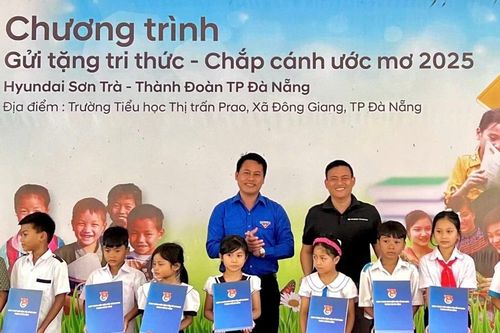 Trao quà, học bổng tiếp sức ước mơ cho thiếu nhi vùng núi Đà Nẵng