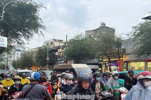 Nhiều tuyến đường khu vực cửa ngõ sân bay Tân Sơn Nhất ùn ứ cục bộ