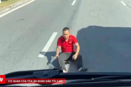 Phụ xe ngồi giữa đường, chặn xe khách trước hầm Hải Vân