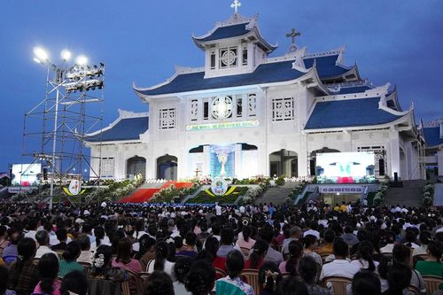 Hàng vạn người hành hương đến Thánh địa Đức Mẹ La Vang nguyện cầu