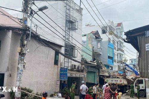 Nổ lớn tại khu xưởng sản xuất kính, nhiều nhà dân bị ảnh hưởng nặng nề