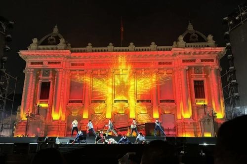 Hà Nội rạng rỡ: Nhà hát Lớn, Tháp Rùa 'biến' thành sân khấu trình diễn ánh sáng