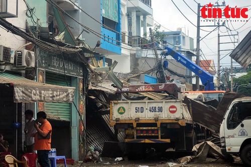 Hiện trường vụ nổ ở TP Hồ Chí Minh: Ít nhất 4 nhà dân bị hư hỏng nặng
