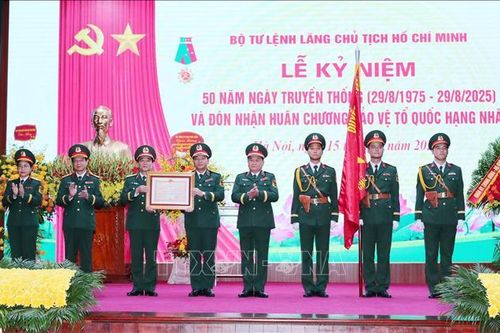 Bộ Tư lệnh Lăng Chủ tịch Hồ Chí Minh đón nhận Huân chương Bảo vệ Tổ quốc hạng Nhất