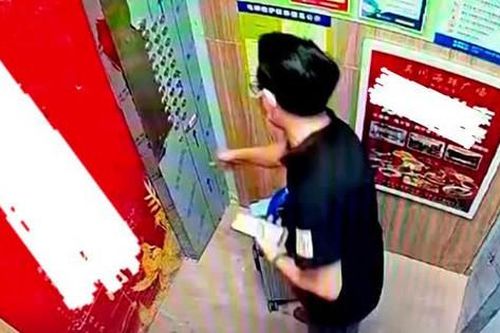 Lý do không ngờ khiến người đàn ông suýt 'đứng tim' trong thang máy