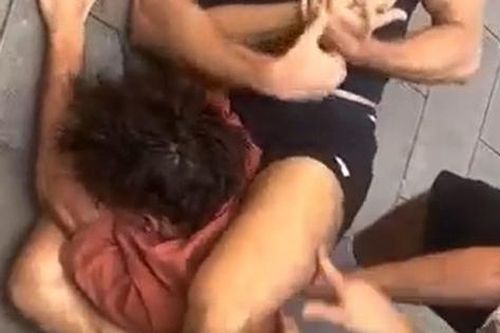 Giật dây chuyền trên phố, tên cướp gặp ngay cao thủ và cái kết