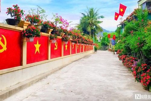 Ngắm con đường rực cờ Tổ quốc, cờ Đảng của cặp vợ chồng ở Nghệ An trước thềm đại lễ