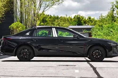 Xe sedan cùng phân khúc với Toyota Camry, thiết kế thể thao, giá hấp dẫn