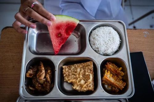 Hơn 360 học sinh ngộ độc thực phẩm trong chương trình 'Bữa ăn miễn phí' ở Indonesia