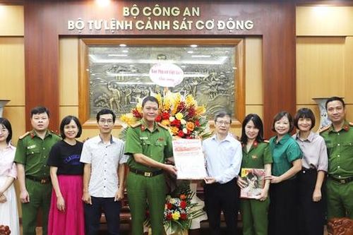 Báo Phụ nữ Việt Nam chúc mừng Bộ Tư lệnh Cảnh sát cơ động nhân dịp 80 năm Ngày truyền thống CAND