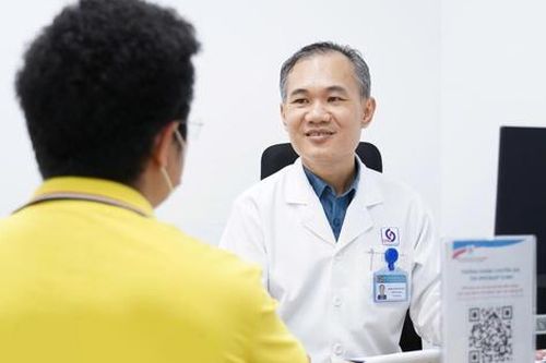 Người chồng đón tin vui sau nhiều năm vô sinh do mắc bệnh hiếm